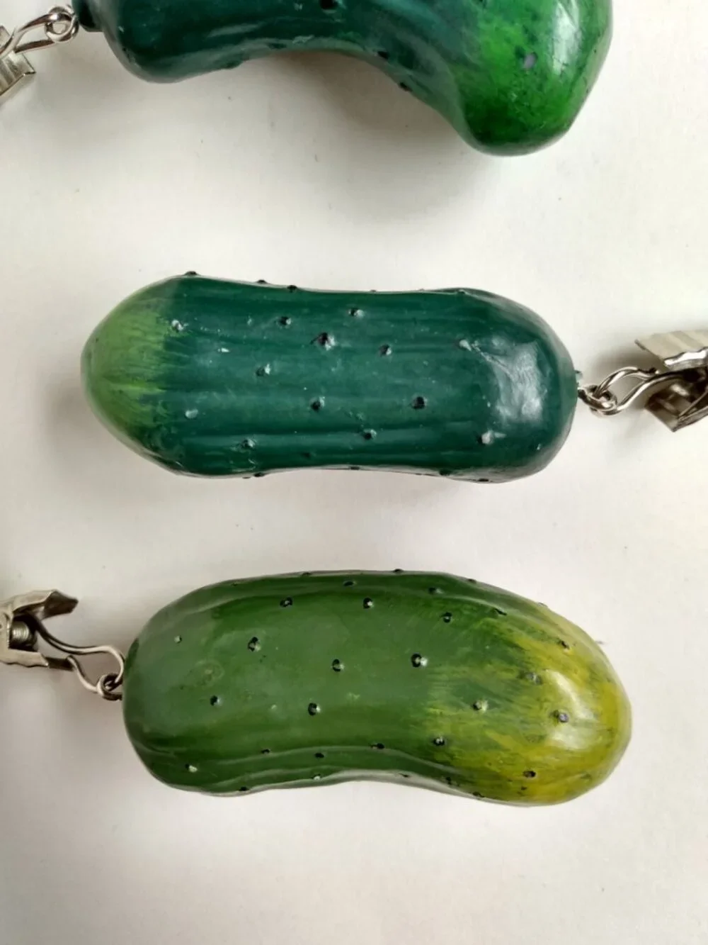 Green Pickles Cucumbers Set 4 pieces Picnic Tablecloth Weights Clips Resin EUC